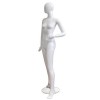 Weiß lackiertes Damenmannequin mit der Hand auf Hüfte und Fuß vorwärts 
