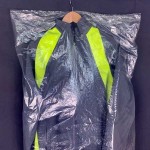 Housse de protection en matière plastique pour le nettoyage des costumes ou robes