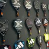 Expositor de palas de padel o raquetas de tenis directo a pared