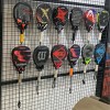 Expositor de palas de padel o raquetas de tenis para malla de acero