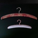 Arched wooden hanger lined in fabric 25-30-35-40 cm.