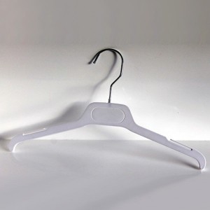 Cintre en plastique pour la chemise ou une robe de 24-28-31 cm.