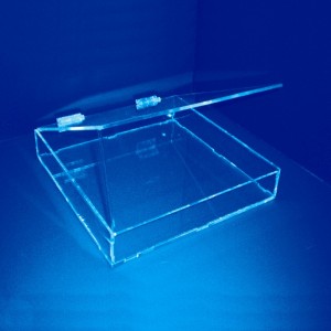 Box display with hinged lid
