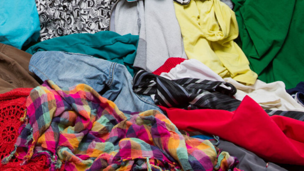 Donar ropa usada: la polémica de un gran negocio